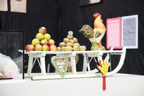 in front: Reinhard Wilhelmi: JINGLE Allerleibeladenes Objekt, 11.12.2008 (5. Tag: Baukastenstil und Spreebogen)