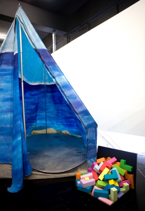 Nada Sebesty?n: Reisezelt (Travel Tent)